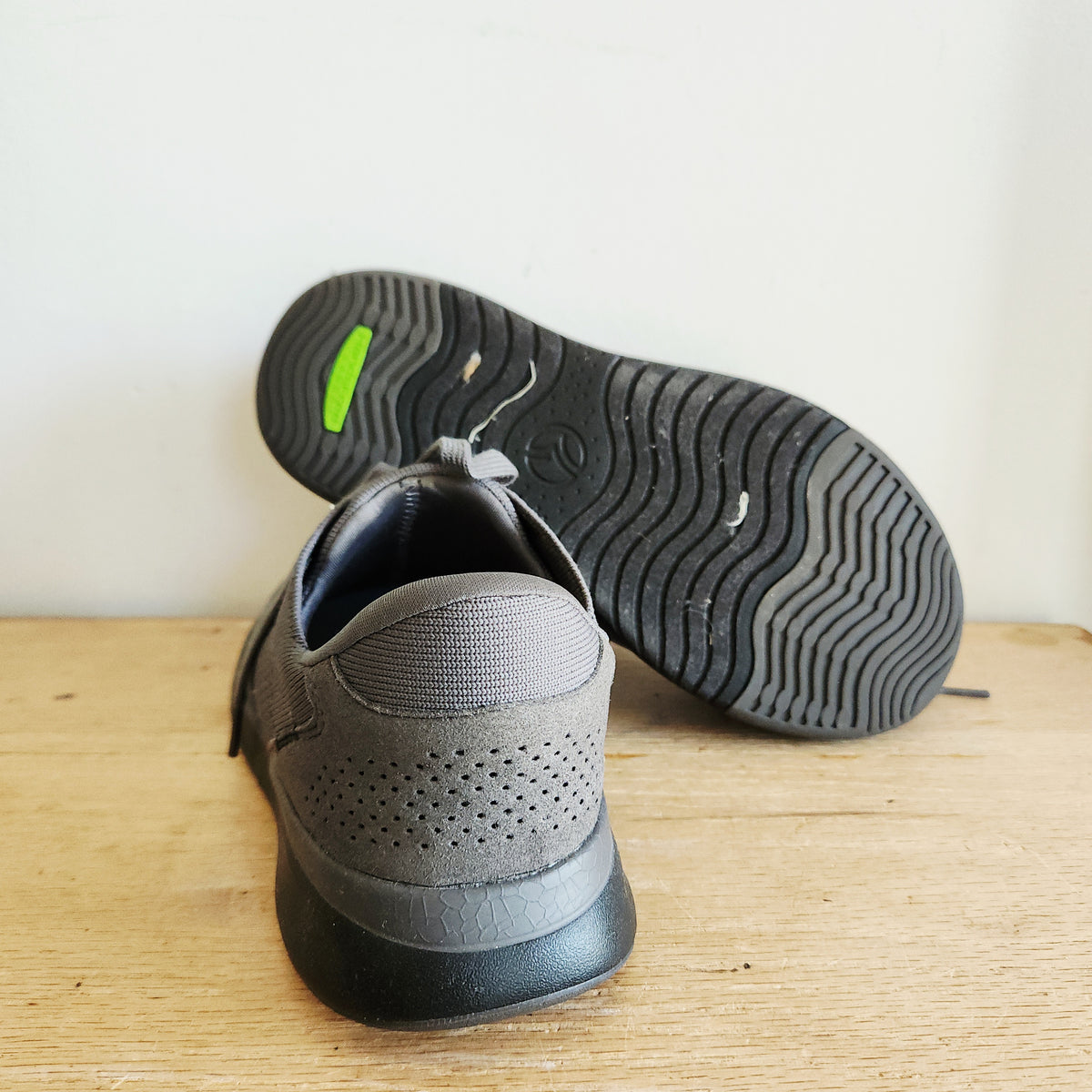 Kizik Hands Free Gray Sneakers - size Men's 6.5 Wide/Women's 8 Wide