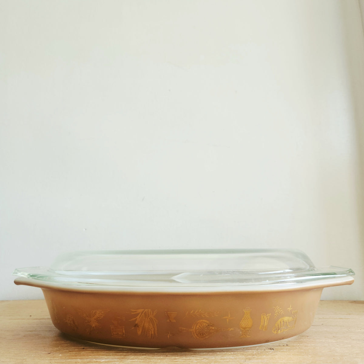 Vintage PYREX Early American Eagle Brown/ Gold 1.5 QT DIsh with Glass Lid