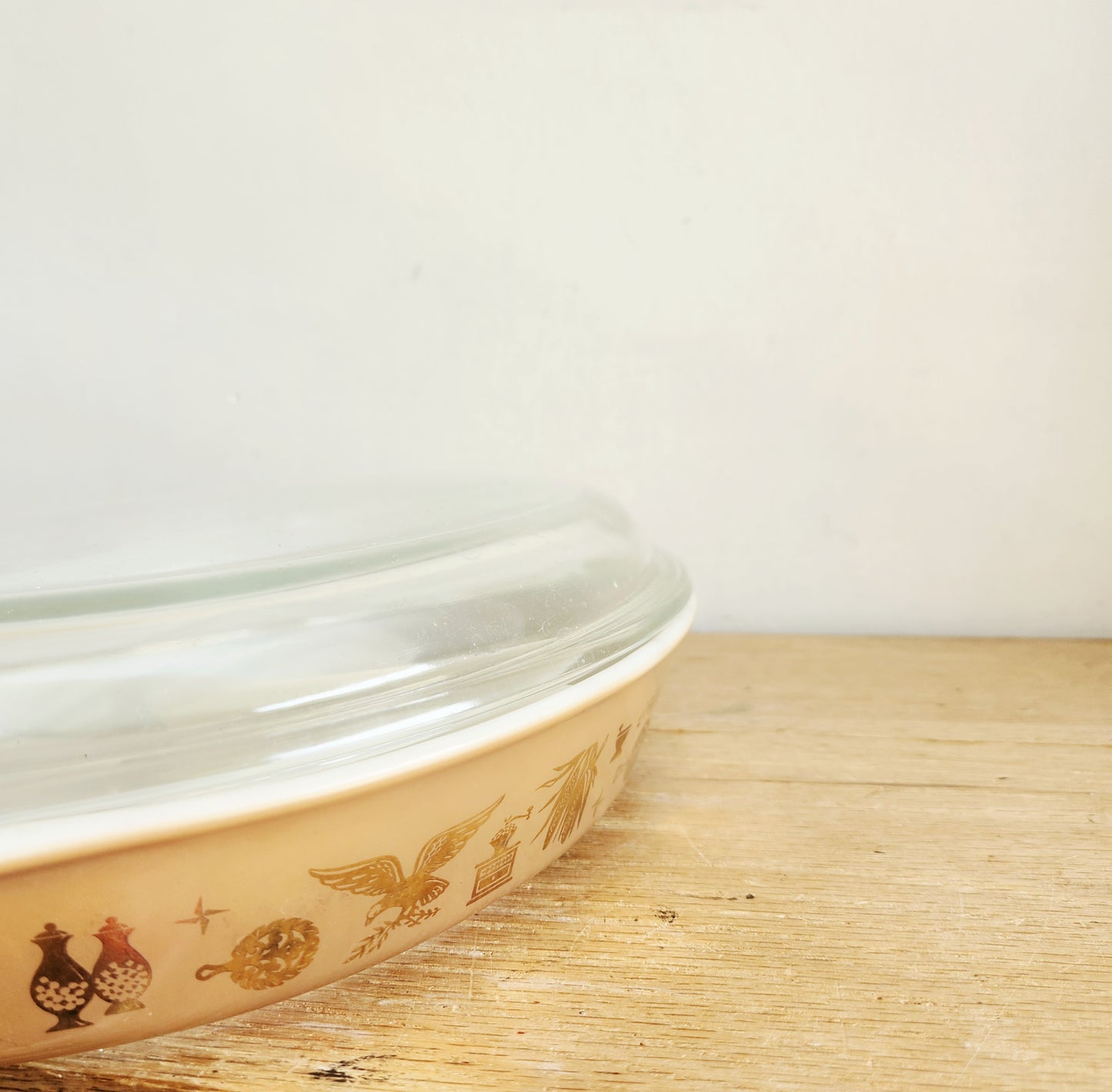 Vintage PYREX Early American Eagle Brown/ Gold 1.5 QT DIsh with Glass Lid