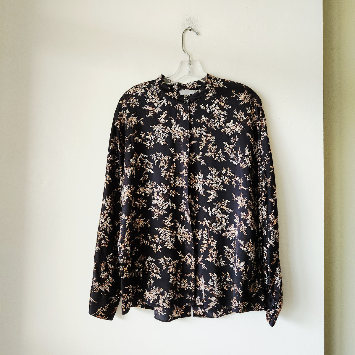 Vince. 100% Silk Pullover Top with Subtle Keyhole Detail - M