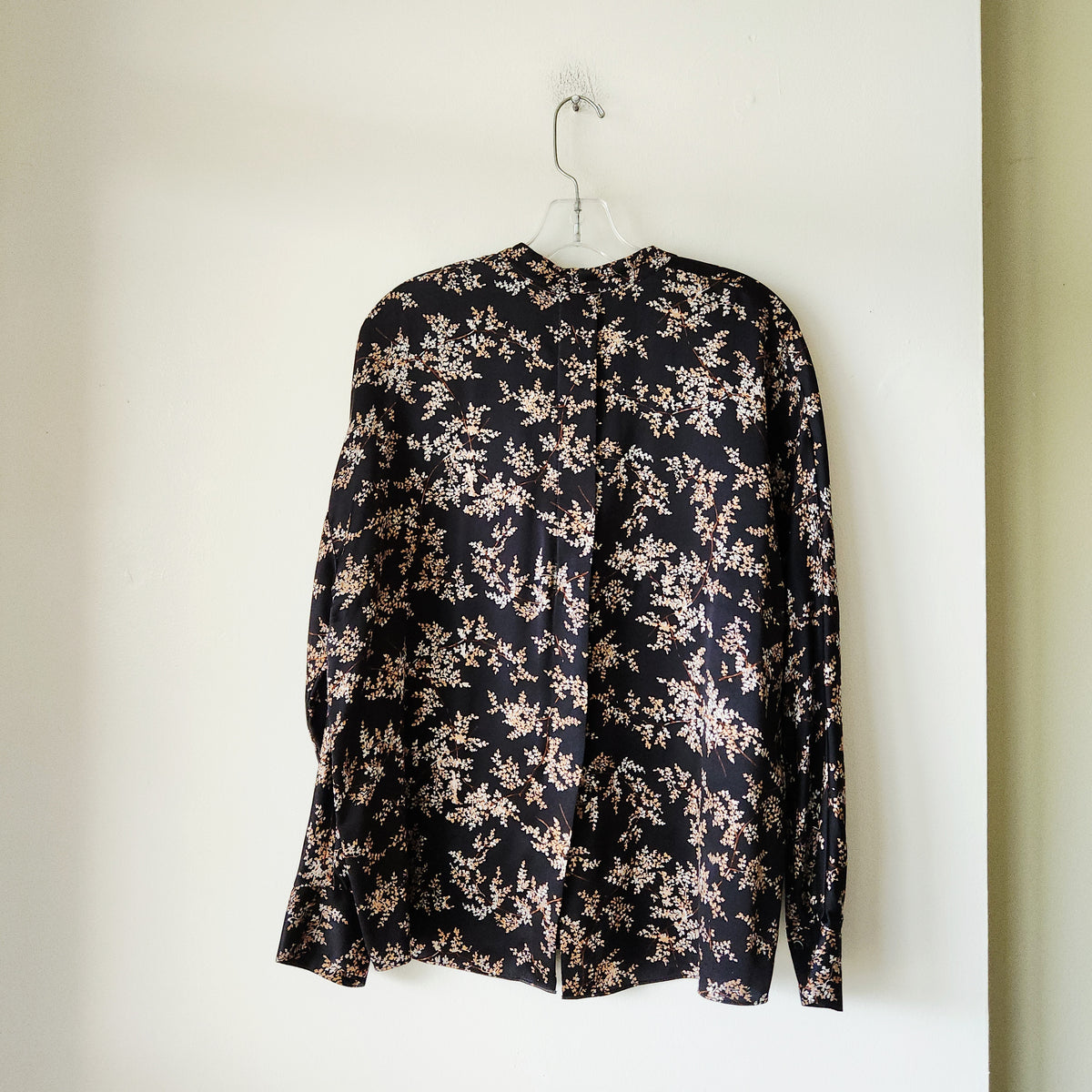 Vince. 100% Silk Pullover Top with Subtle Keyhole Detail - M