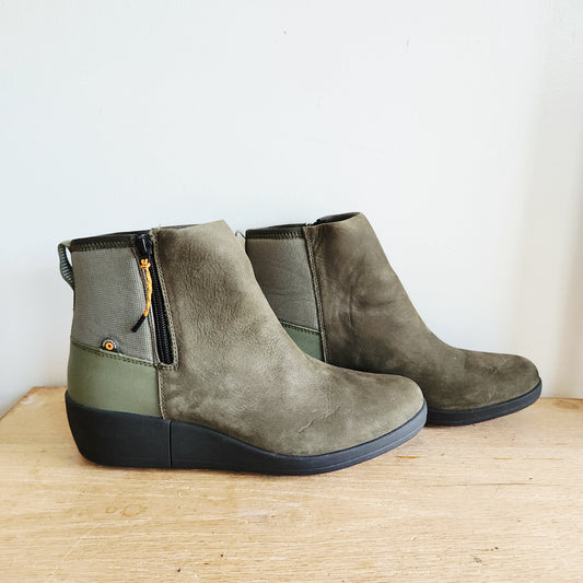 Bogs Waterproof Leather Ankle Boots - size 10