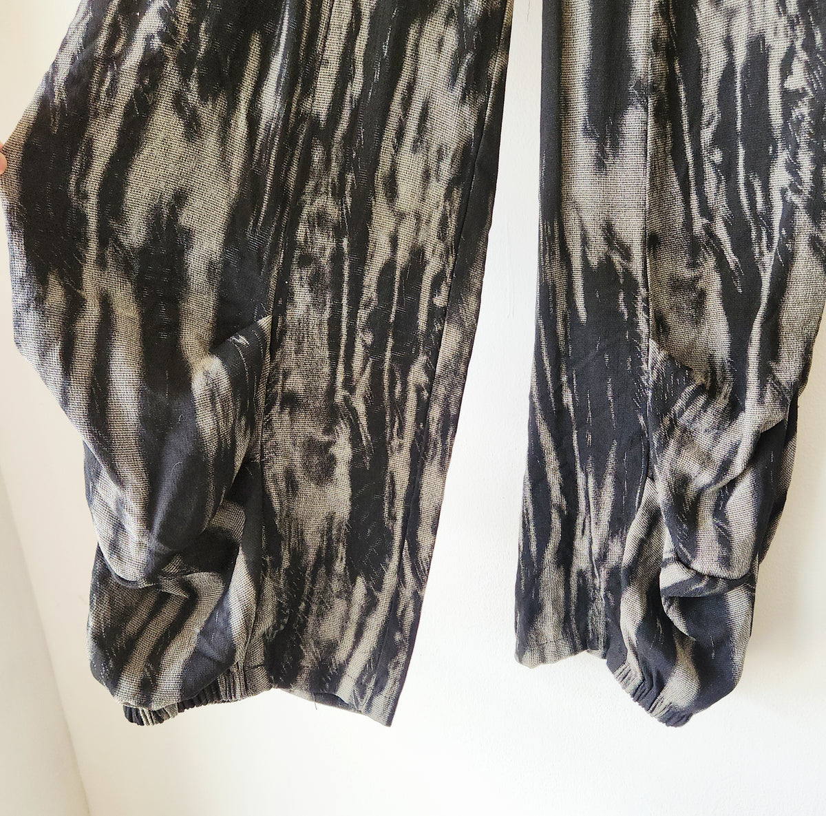 Bella Blue Abstract Pattern Pants with Pleat Detail - S/M