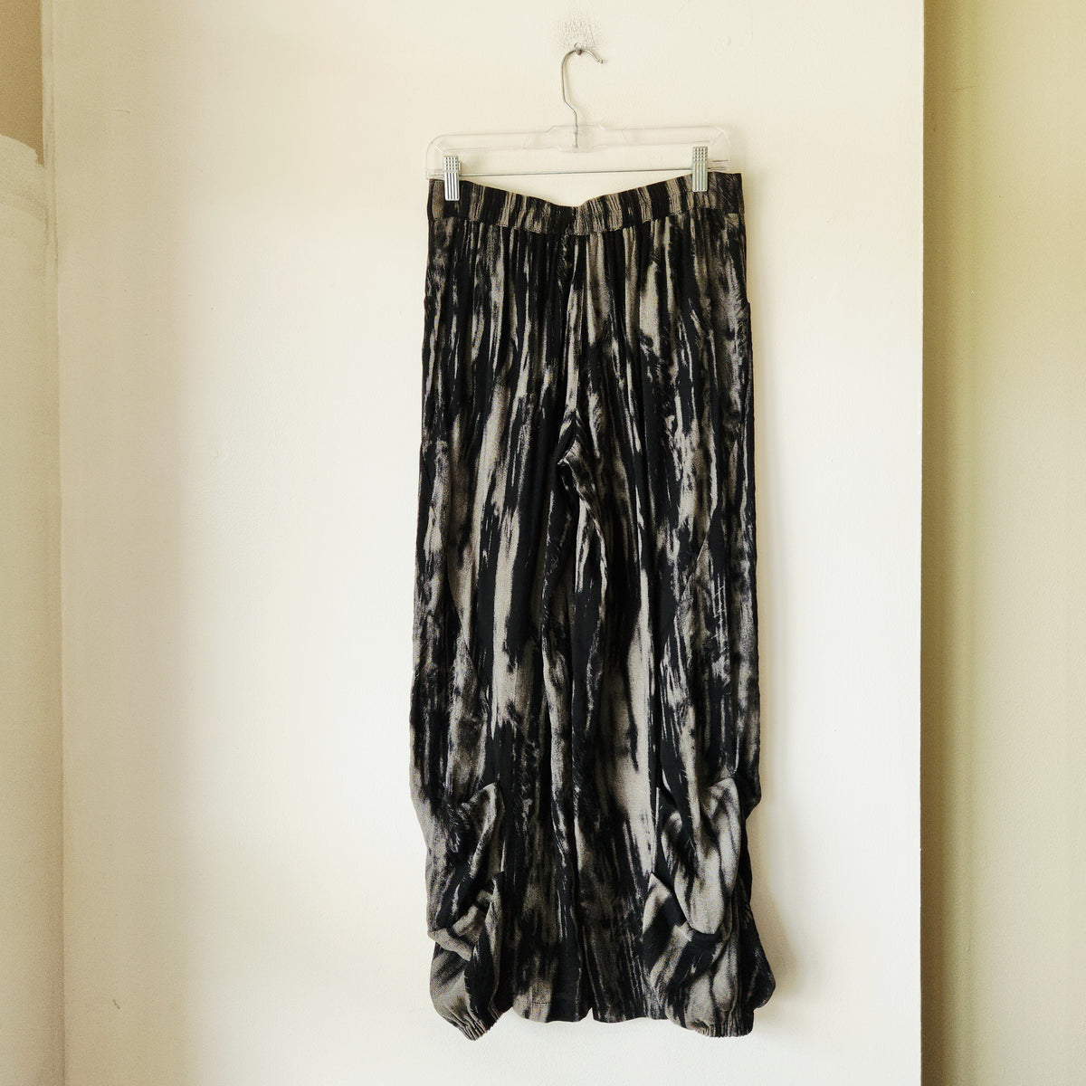 Bella Blue Abstract Pattern Pants with Pleat Detail - S/M