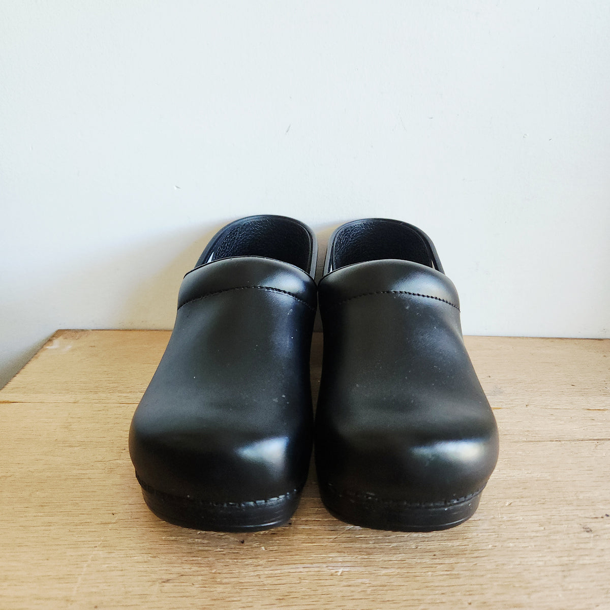 Dansko Black Closed Back Clogs - size 40 Wide