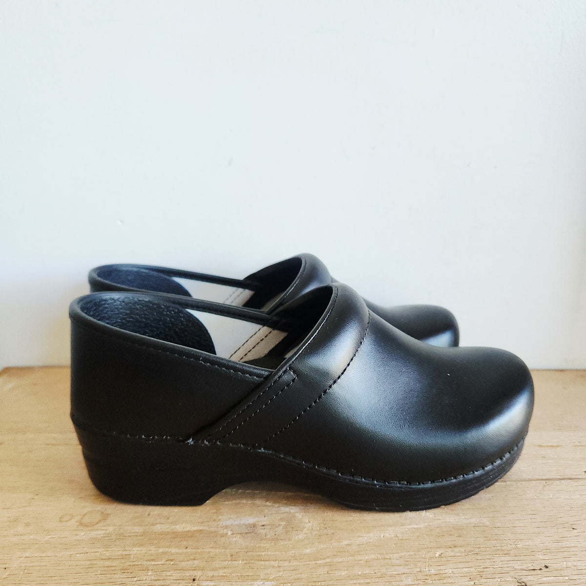 Dansko Black Closed Back Clogs - size 40 Wide