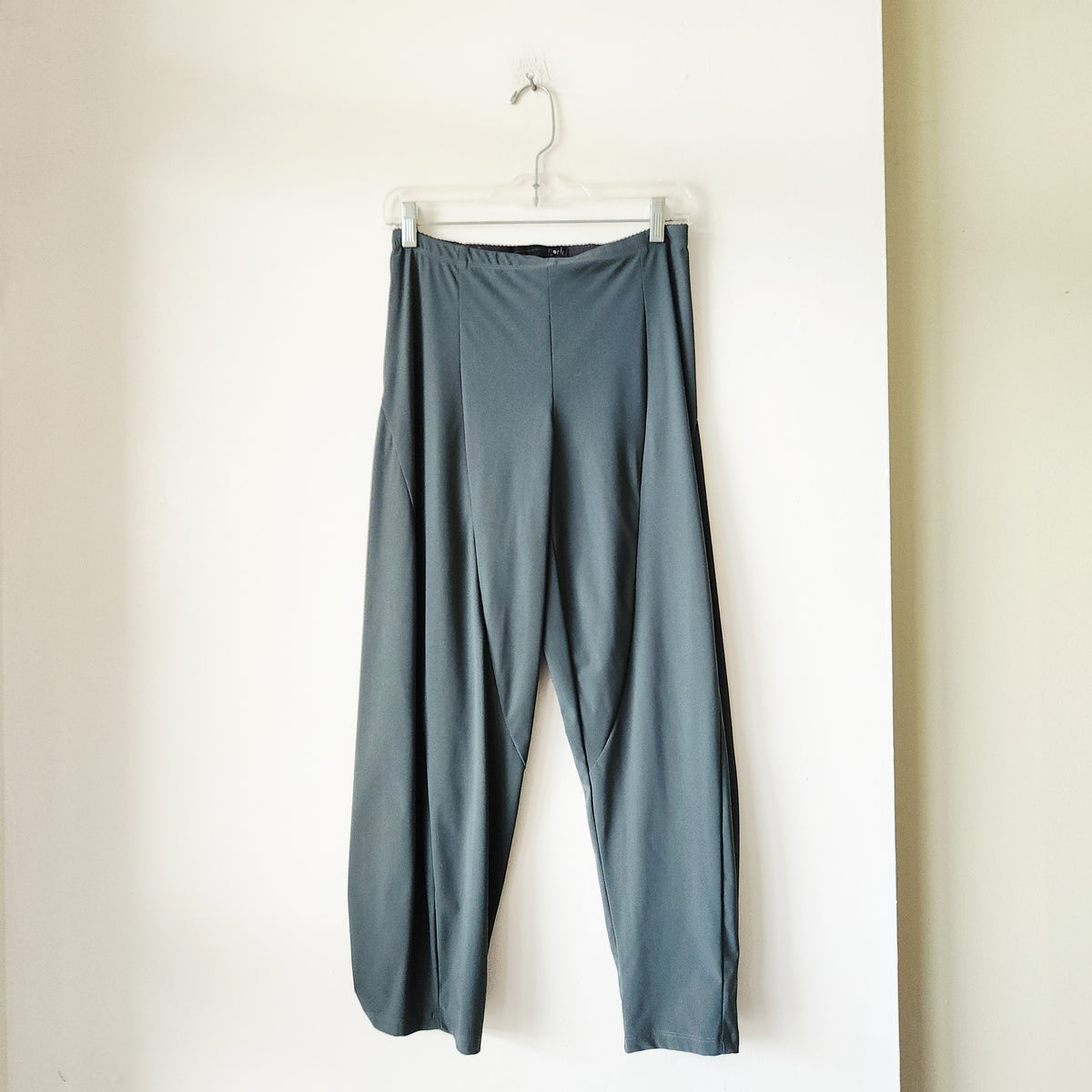 Porto Pull On Crop Pants with Pleating Detail - S