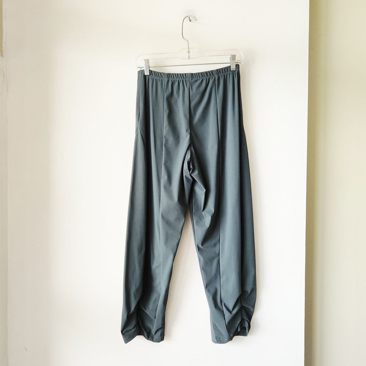 Porto Pull On Crop Pants with Pleating Detail - S