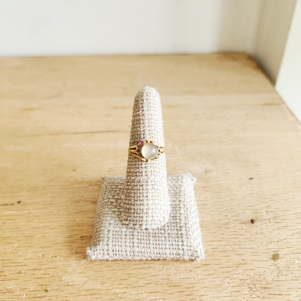 14K Gold Ring with Accent Stones - size 7 - as is