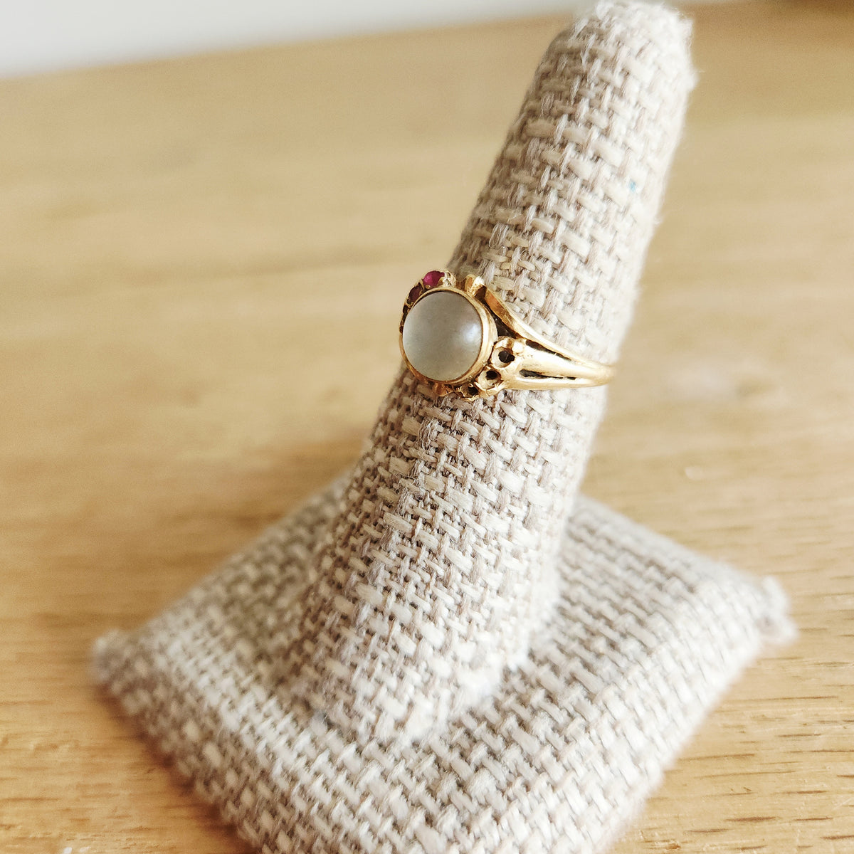 14K Gold Ring with Accent Stones - size 7 - as is