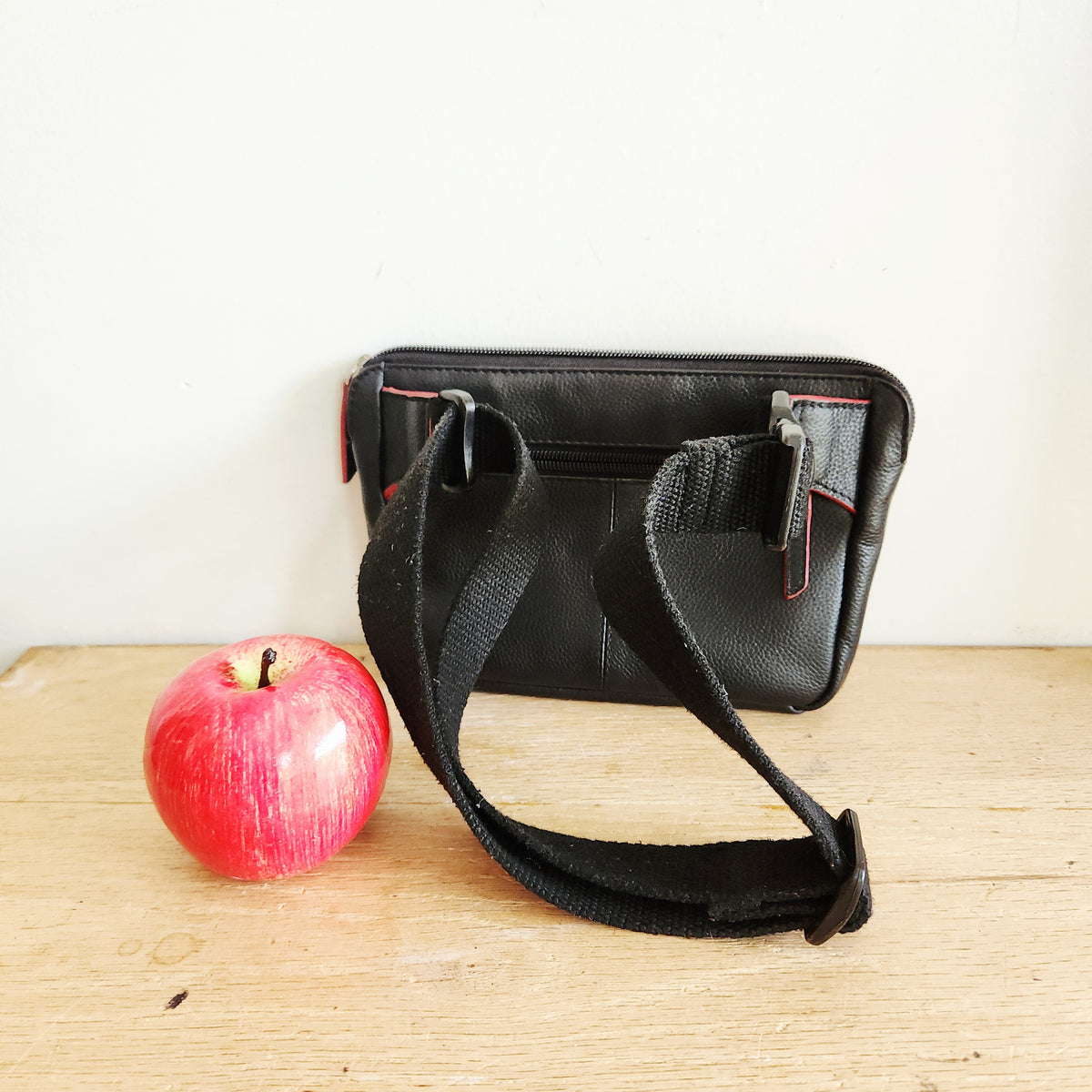 ili New York RFID Black Leather Fanny Pack