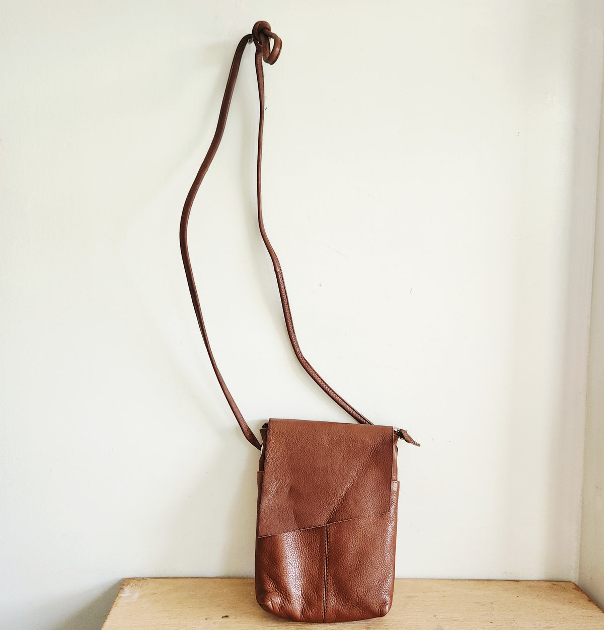 ili New York Chestnut Brown Leather Crossbody Purse