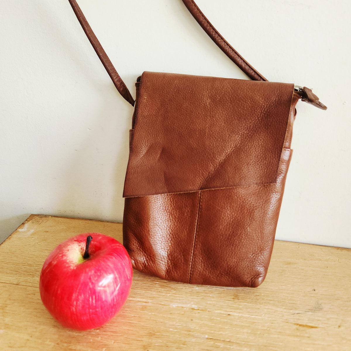 ili New York Chestnut Brown Leather Crossbody Purse