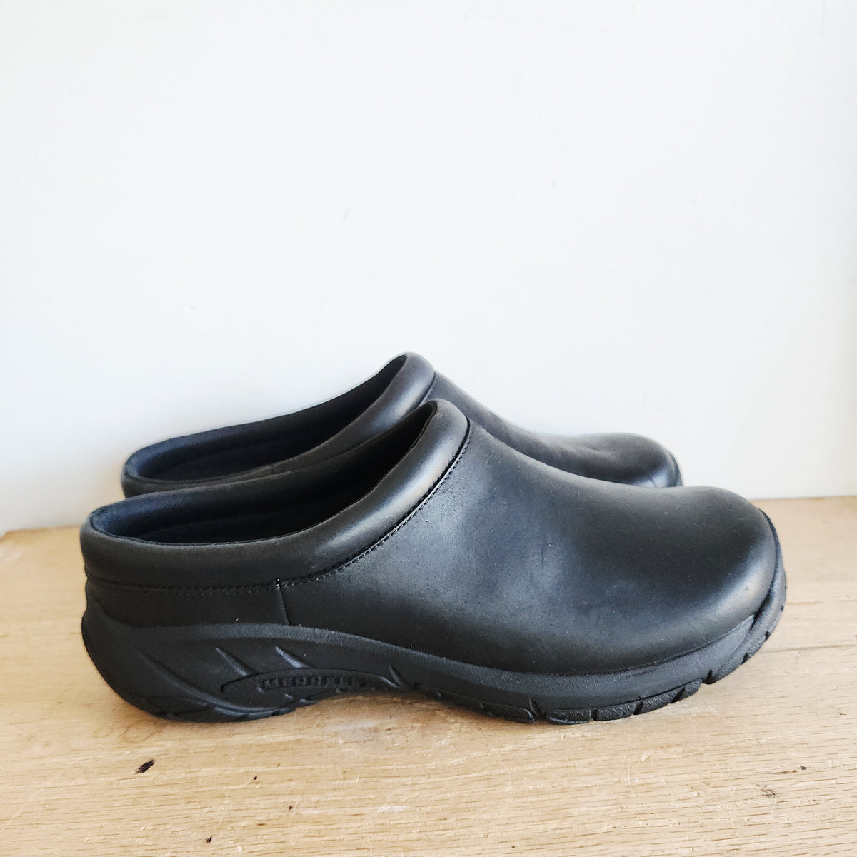 Merrell Slip On Encore Nova Clogs - size 9 Wide - Like New
