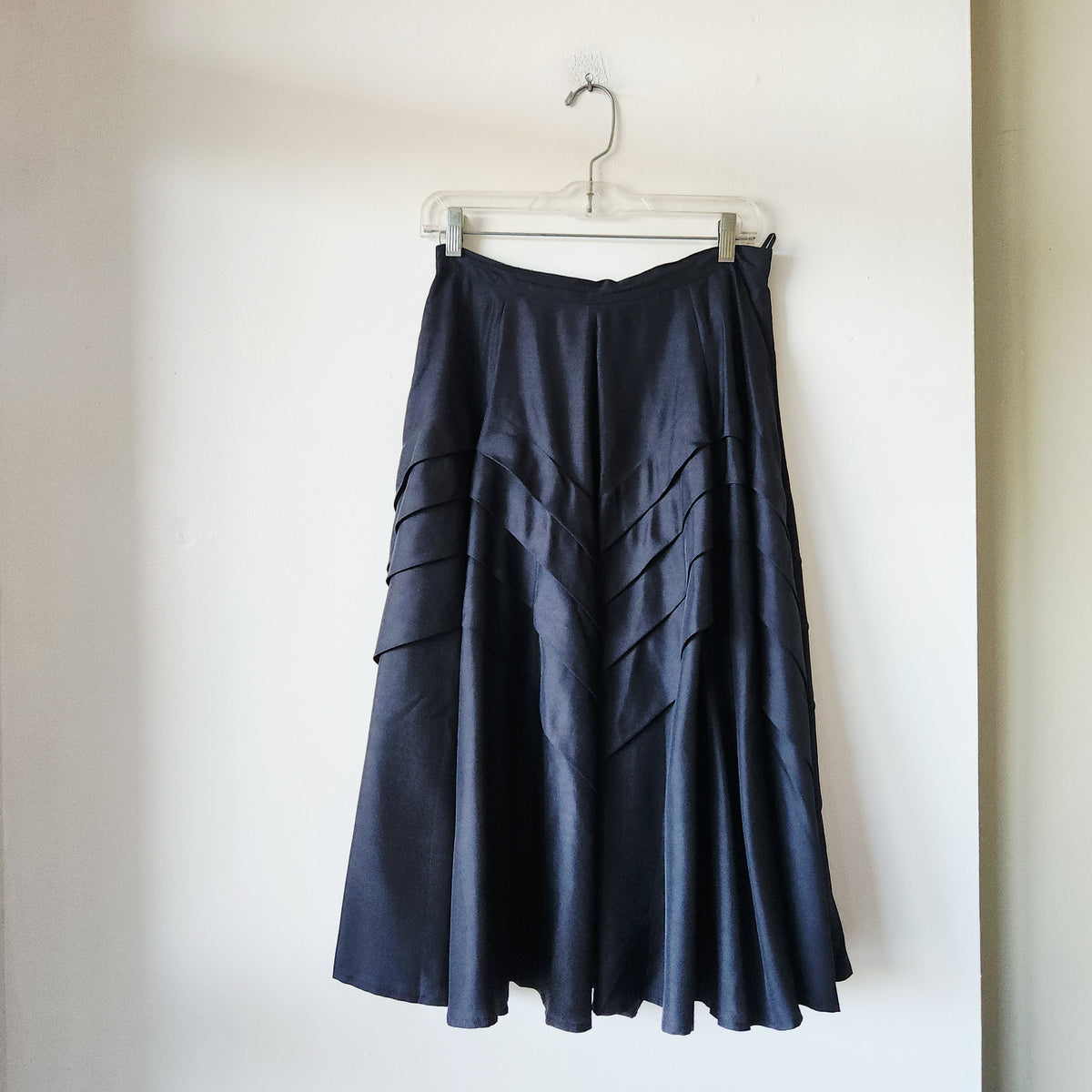 Max Mara 100% Silk Midi Skirt with Tiered Detail - size 6