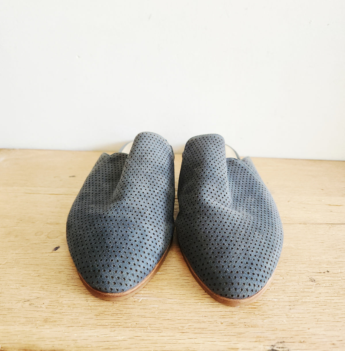 Kenneth Cole Perforated Leather Slides - size 9M