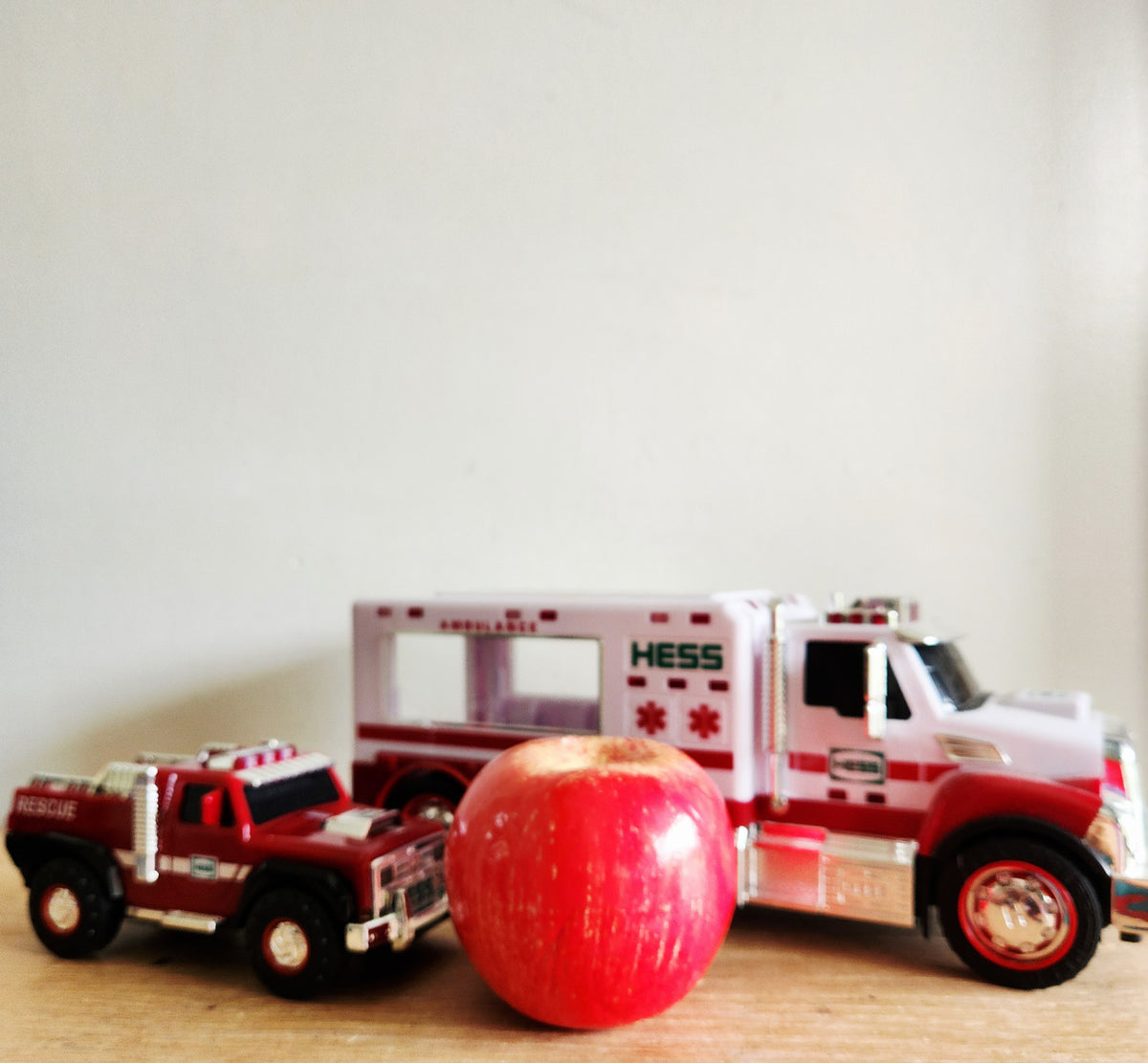 HESS 2020 Ambulance and Rescue Truck