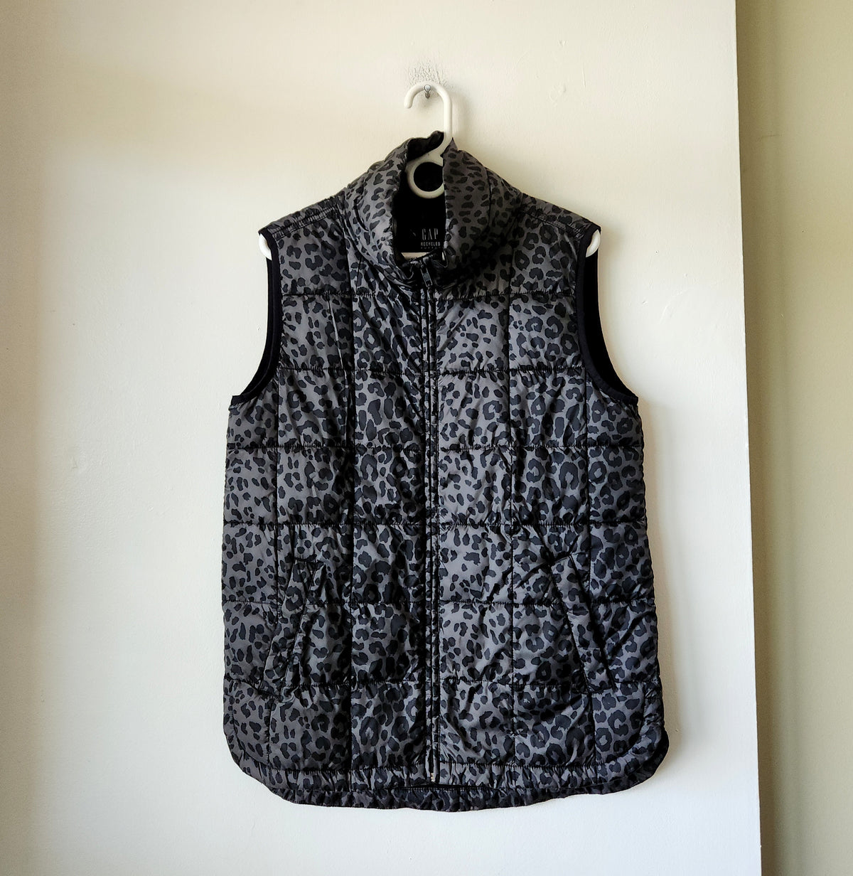 GAP Recycled Primaloft Fill Gray Leopard Print Vest - S