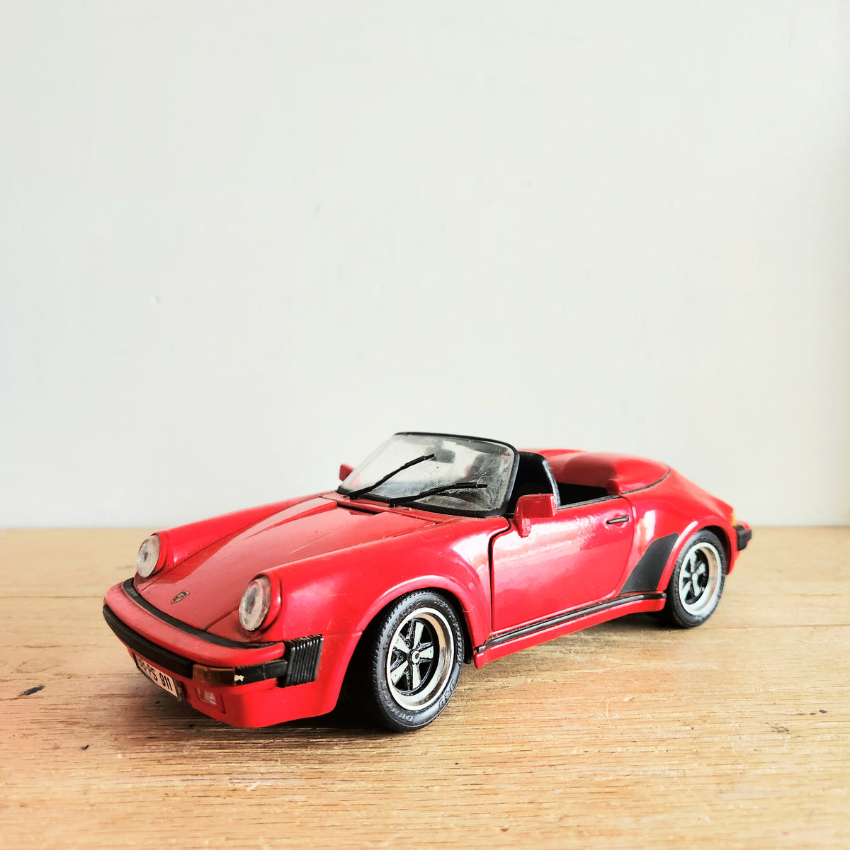 Vintage 1989 Porsche 911 Speedster Red by Maisto 1:24 Scale