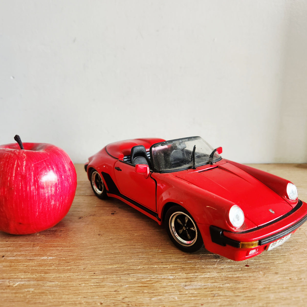 Vintage 1989 Porsche 911 Speedster Red by Maisto 1:24 Scale