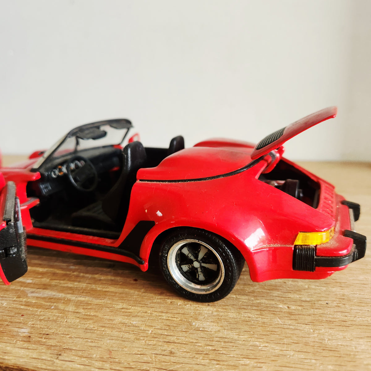 Vintage 1989 Porsche 911 Speedster Red by Maisto 1:24 Scale