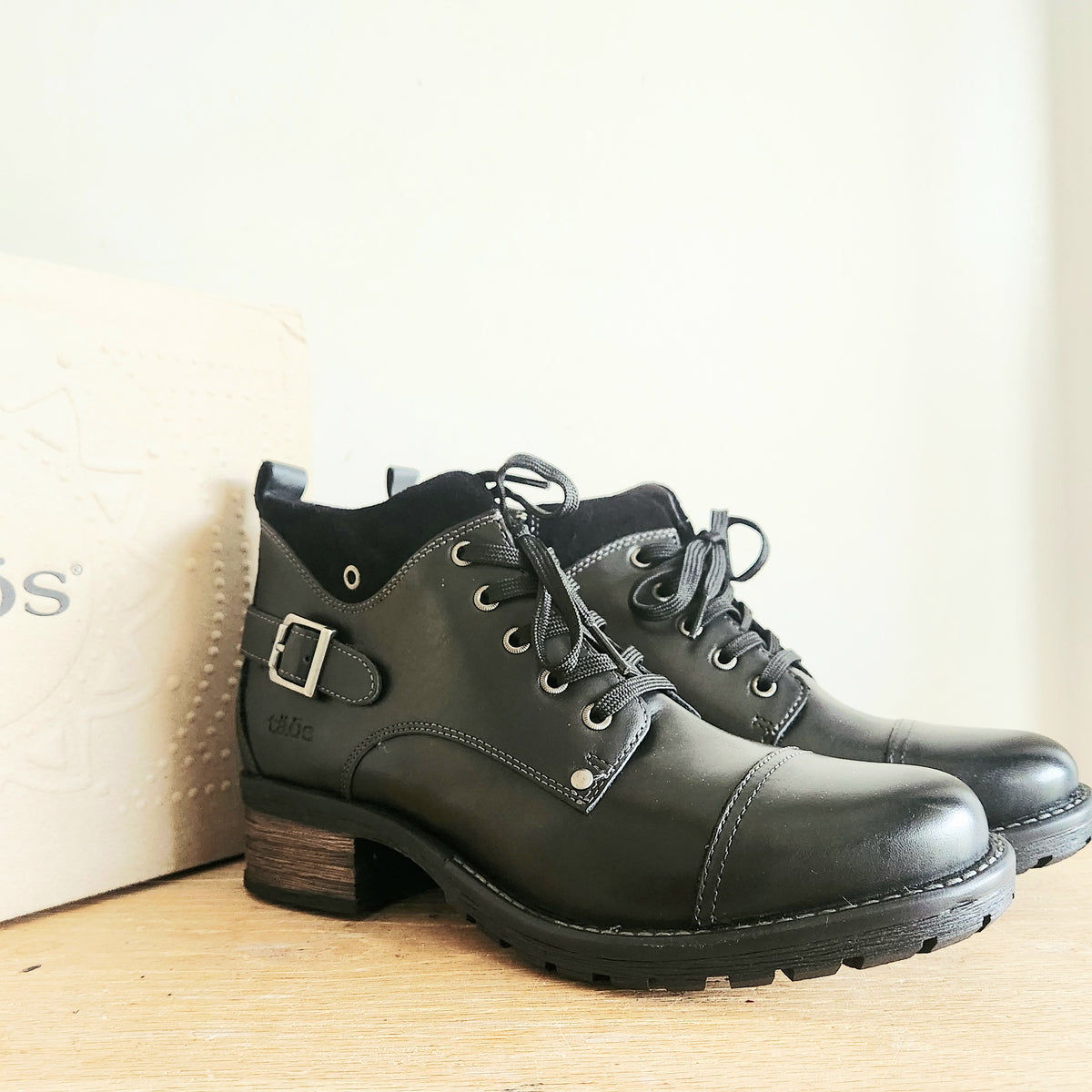 Taos Footware Mini Crave Ankle Boot Lace Up Side Zipper Leather Size 41 NEW