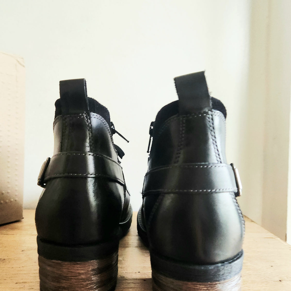 Taos Footware Mini Crave Ankle Boot Lace Up Side Zipper Leather Size 41 NEW