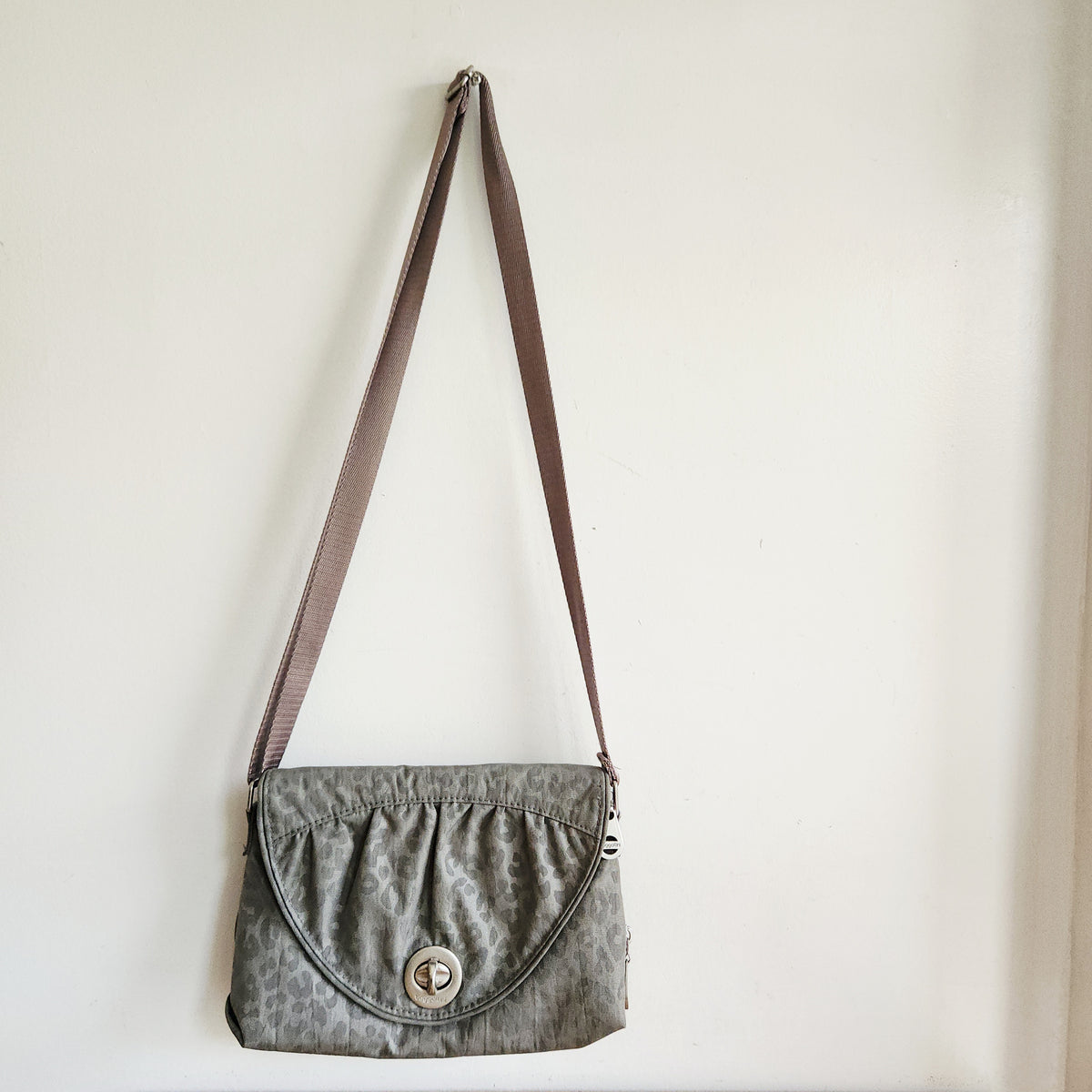Baggallini Gray Scale Leopard Purse