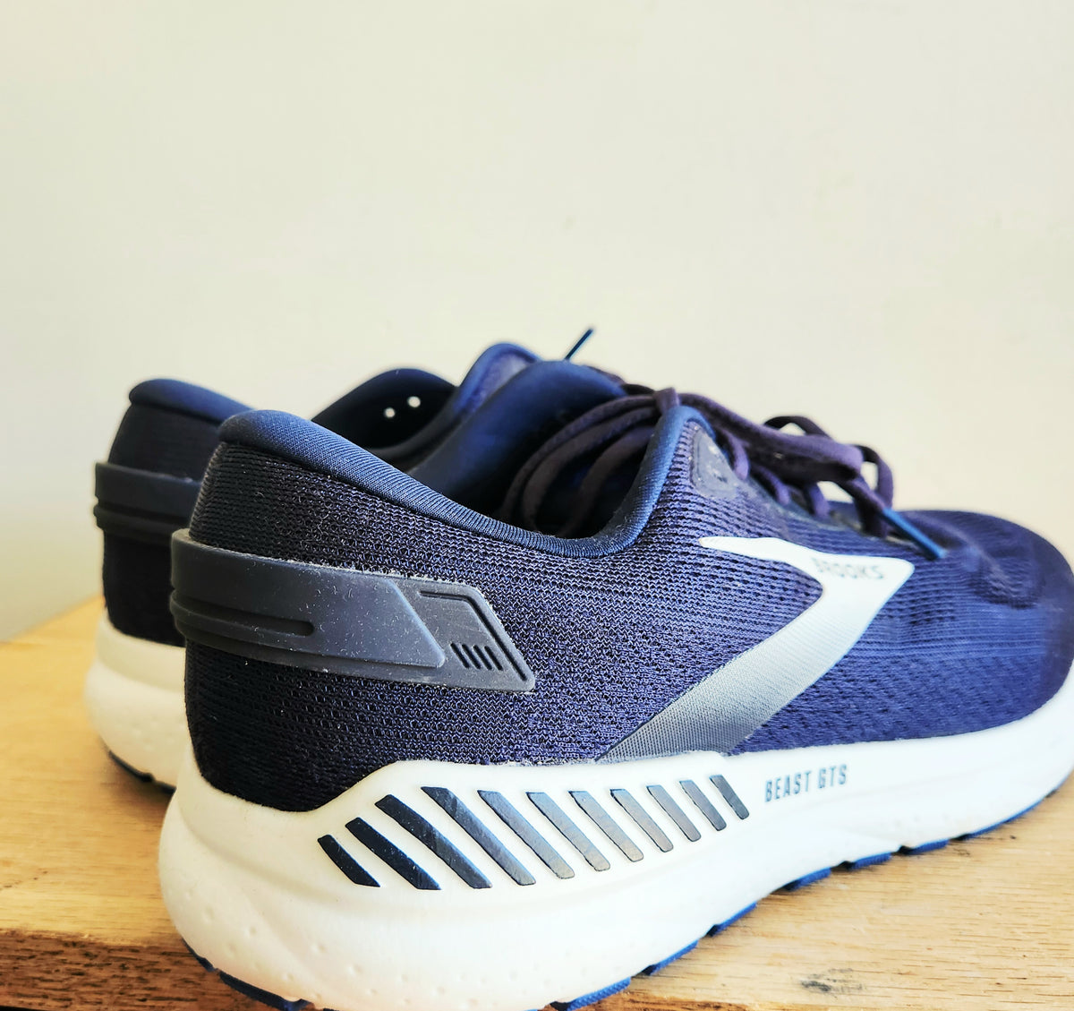 Brook's Men's Beast GT6 Running Shoes Size 11.5 LIKE NEW