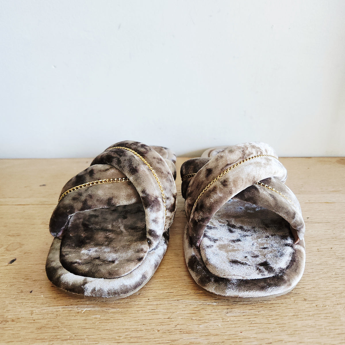 Torgēis Velvet Slides with Gold Accents - size 8